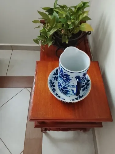 Mesa antiga para telefone e jarro com bacia
