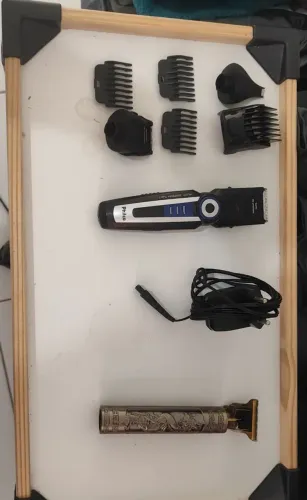 Duas máquinas de cortar cabelo 