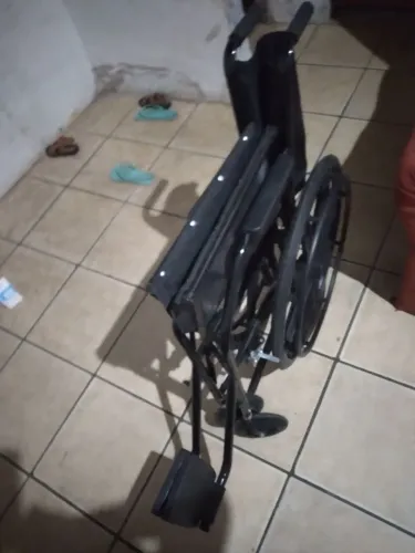 Vendo 1 cadeira de rodas