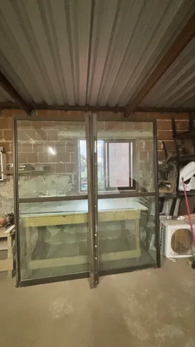 Porta de Vidro com estrutura de metal à Venda