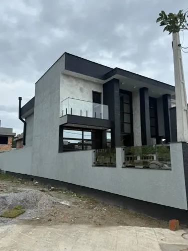 Casa alto padrão de três dormitórios com suíte finamente mobiliada no loteamento Alameda C