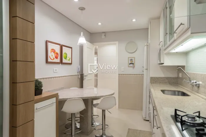 Apartamento Reformado Em Andar Alto com Sacada e Hidromassagem no Cristo Rei