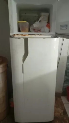 Vendo uma geladeira grande Eletrolux