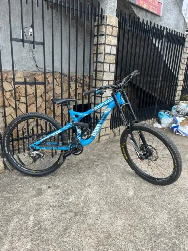 Bicicleta de downhill commencal v3 2012