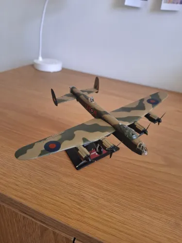 Miniatura Avro Lancaster Mk.III 1:48 Bombardeiro RAF + Base Expositora