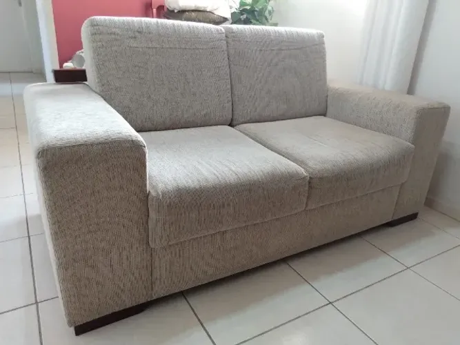Sofá de 2 lugares.