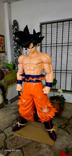 Goku Ultra Instinto em Tamanho Real em 3D