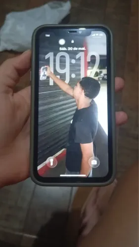 iPhone 11 com marcas de uso