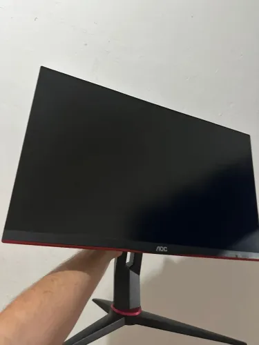 Monitor, mouse e fone gamer.