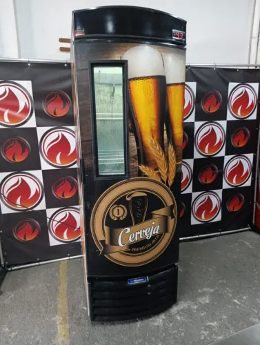 Cervejeira industrial porta com visor 220 volts  497 litros marca METALFRIO funcionando 