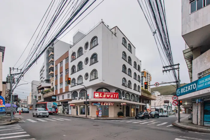 Locação - Apartamento com um quarto e sala amplos na Rua São Mateus, em frente à Igreja Sã