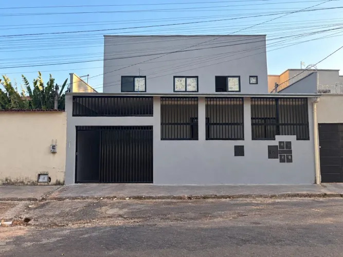 Prédio Espaçoso no Residencial Recanto do Bosque 8 Quartos | 4 Suítes | 273m²