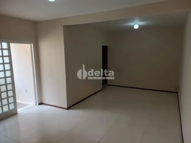 Apartamento com 3 quartos sendo 1 suíte disponível para venda no bairro Santa Mônica em Ub