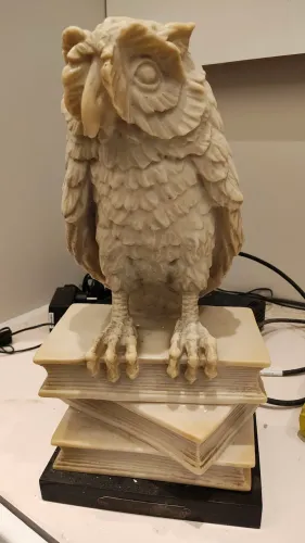 Escultura de coruja com livros
