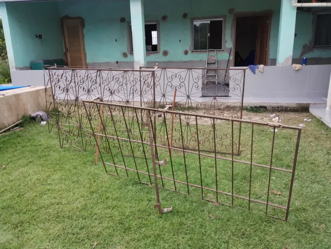 Vendo 3 grades de janelas 1,50 x 1,20 e 1 grade para porta de 80cm de ferro