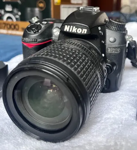 ? Nikon D7000 + Lente 18-105mm VR + Kit Completo (Caixa + Cartões)