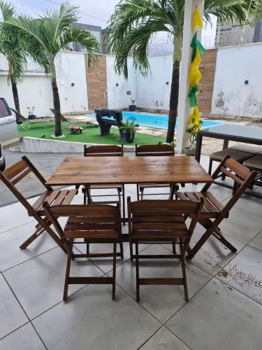 Conjunto de Mesa com 6 cadeiras de madeira.