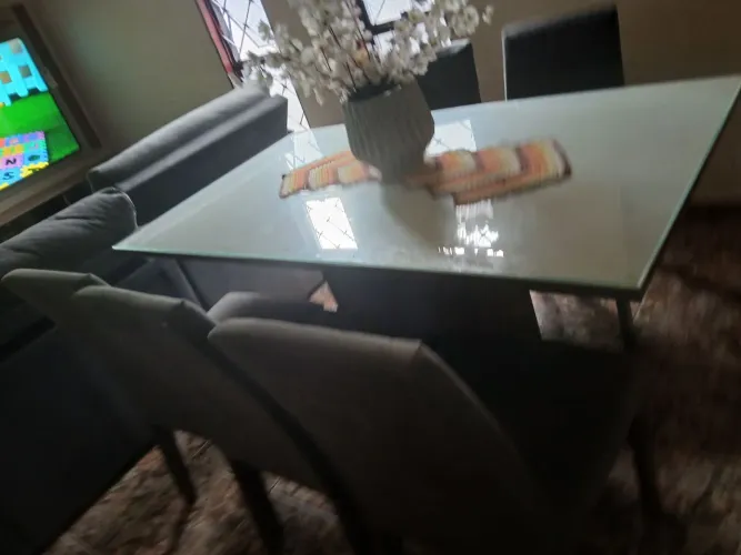 Vendo mesa branca, tampo de vidro com 6 cadeiras na cor cinza