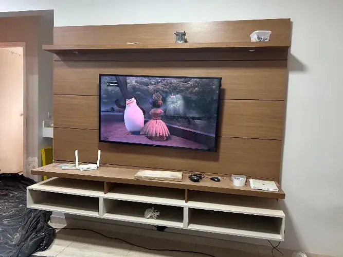 Home com painel