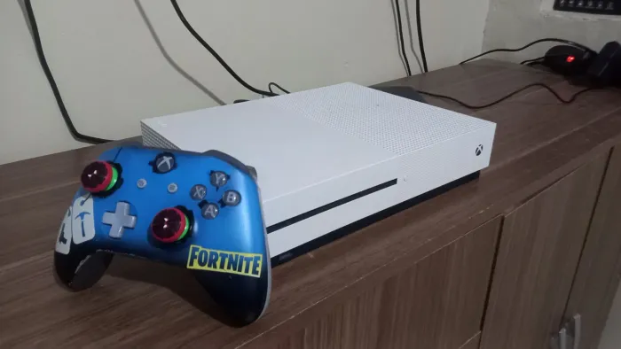 Xbox one S semi novo ac cartão 