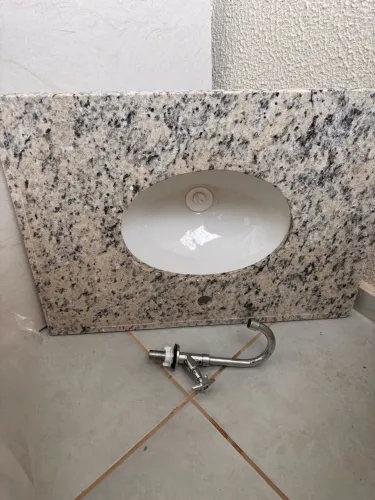 Bancada de banheiro com cuba de granito