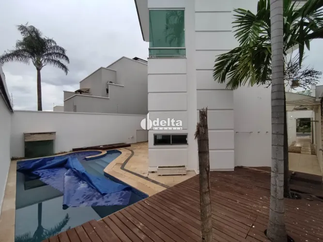 Casa em condomínio com 3 suítes, disponível para venda no bairro Jardim Inconfidência em U