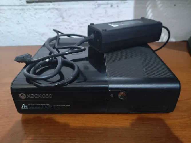 XBOX 360 super slim 500gb bloqueado (Sem controle) + jogos na memória. Troco por monitor