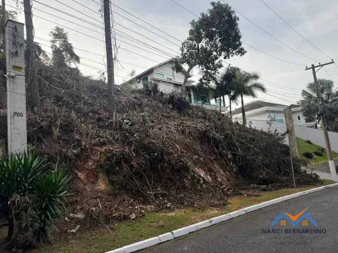 Terreno à venda no Condomínio Arujá Hills I, confira!