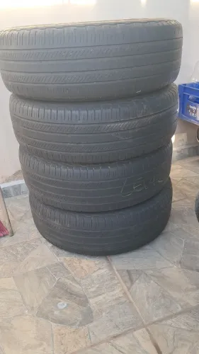 Vendo 4 pneus 225/65 r17 em ótimo estado, pneus da marca Michelin. 