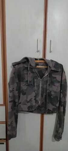 Jaqueta croped de frio estampa militar
