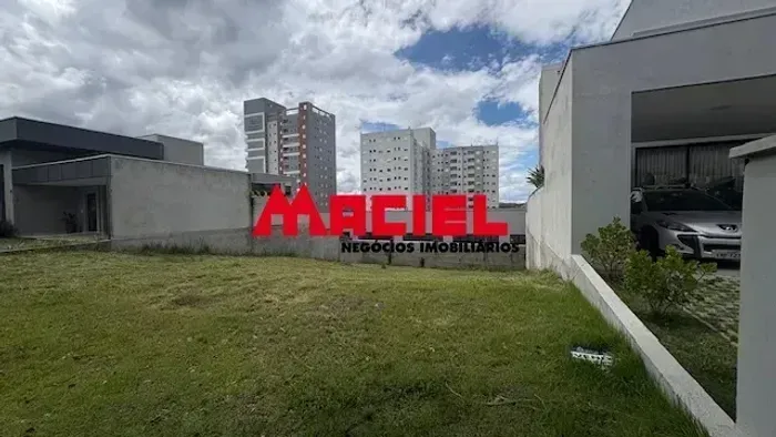 OPORTUNIDADE NO URBANOVA SJC! 451m², 16F, 28L Declive, murado