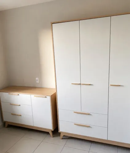 Quarto bebê cômoda e guarda roup