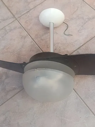 Ventilador de teto com luminária.