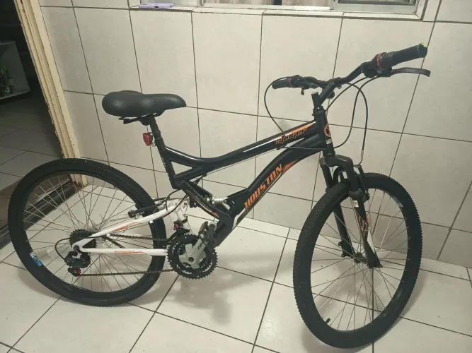 Bicicleta semi nova!!! Linda!!