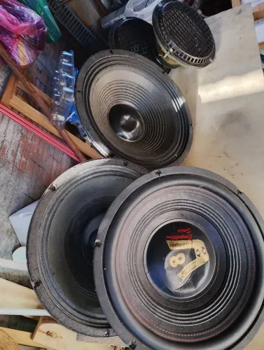 Alto falantes usados 12 polegadas e 8 polegadas.