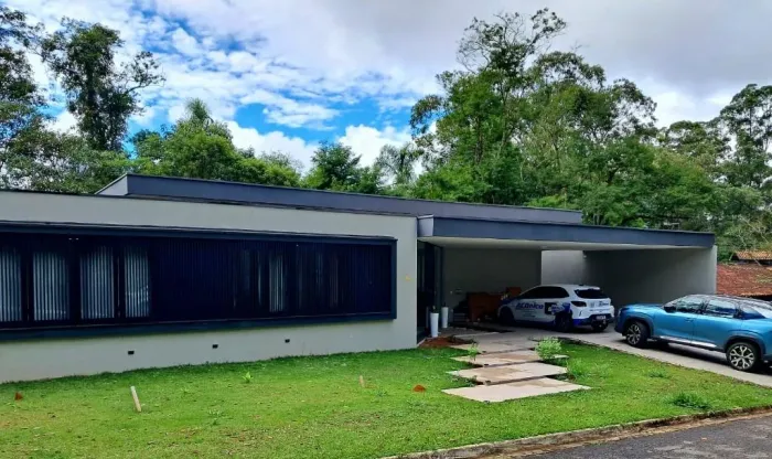 Casa contemporânea com assinatura de uma das maiores arquitetas do Brasil, 4 suites com o
