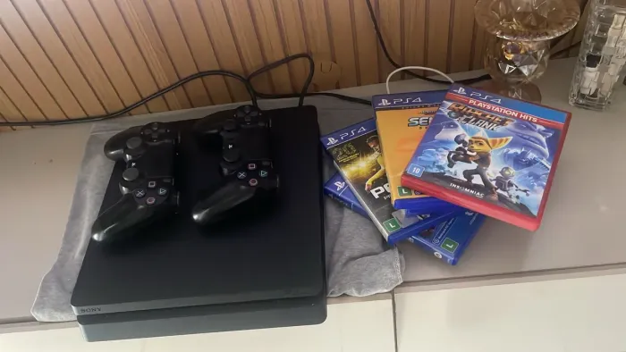 Ps4 slim 1 terá