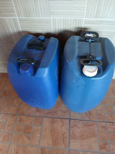 Vendo dois galão para produtos de limpeza 50 litros
