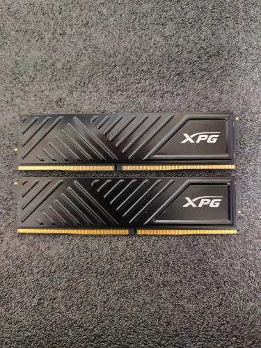 Memória RAM 16GB (2x8GB) XPG GAMMIX D10 DDR4 3200MHz CL16 Preta - Excelente Estado