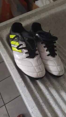 Chuteira futsal Adidas infantil, pouco usada quase Nova 