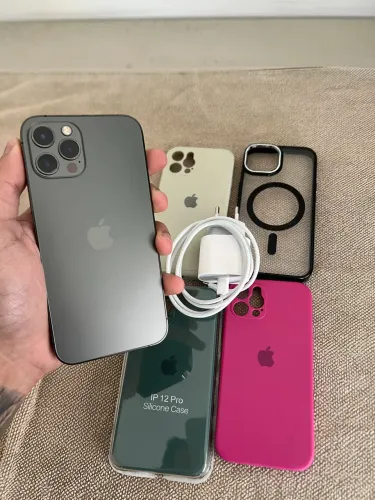 iPhone 12 Pro - 128 GB - 4 Capinhas + Carregador