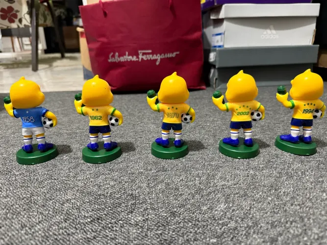 Canarinho mascote da copa com a guaraná Antártica