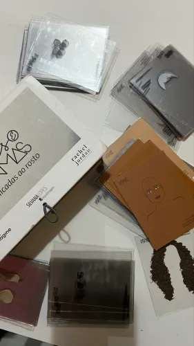 Jogo cores e formas aplicadas ao rosto - Material para consultoria de imagem