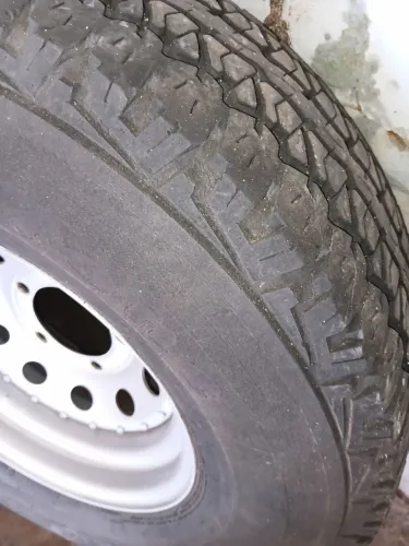 RODAS MAIS PÊNEU ARO 15 F 100. JEEP RURAL F 75