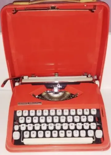 maquina de escreve olivetti anos 80 funcionando vermelha