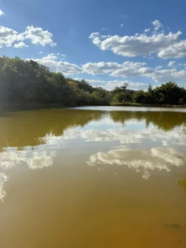 Chacara com lagoa no fundo