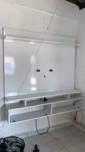 Painel branco com suporte para tv