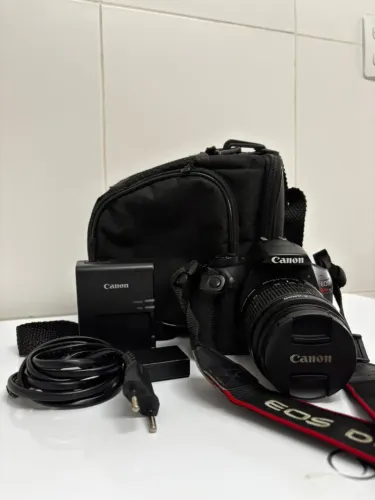 Câmera Canon EOS Rebel T6 DSLR com Wi-Fi e lente Canon EF-S 18-55mm