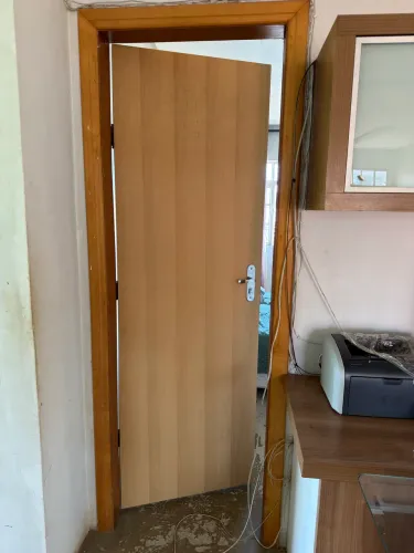 Vende-se Porta de Madeira/ Completa