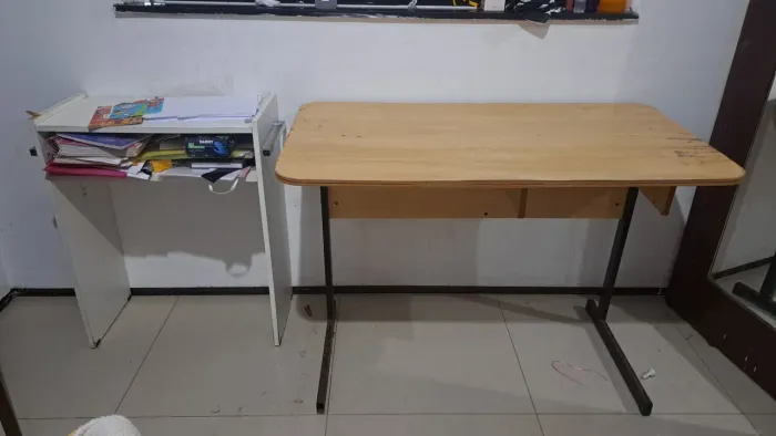 Escrivaninha simples com cadeira
